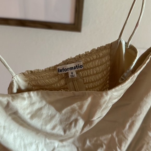 Reformation Lucrezia silk crop top in cream. - Picture 4 of 7